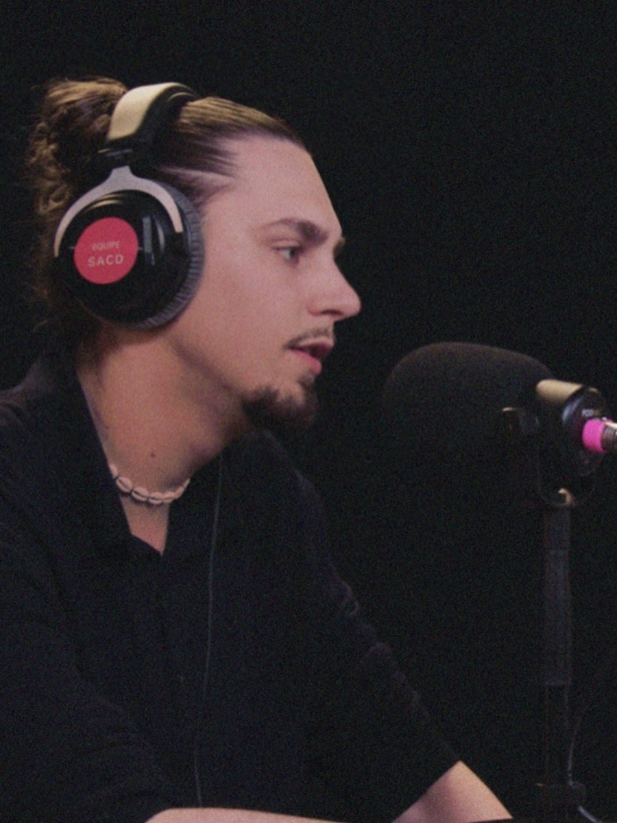 Andi Sandu en studio, casque et micro